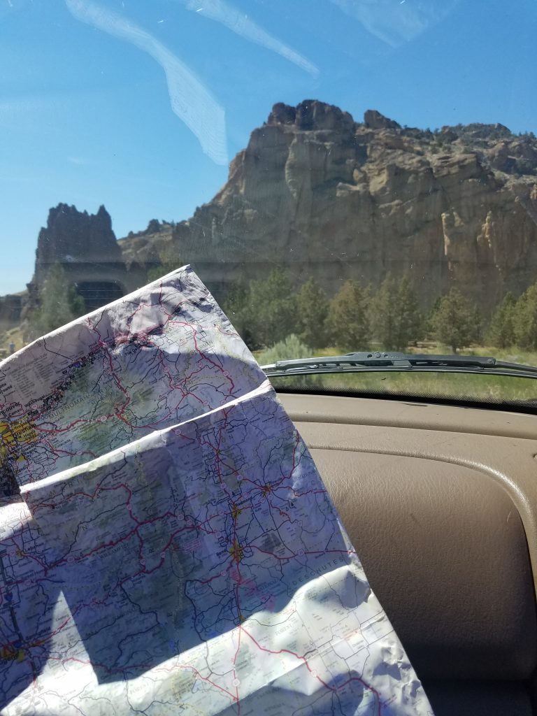 Insider tips for this United States simple guide. Photo of a map on a roadtrip. 